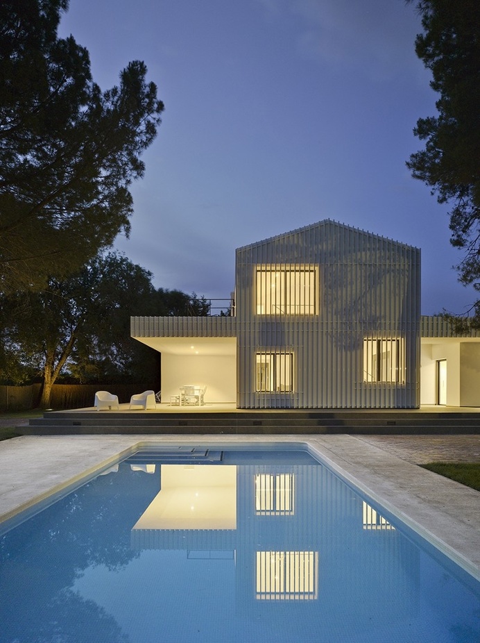Modern Gabled House by Colectivo Du Arquitectura