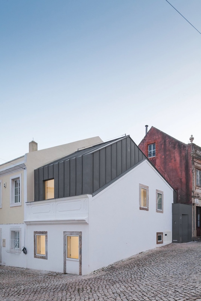 Single Family House in Rua Correnteza 21 by Humberto Conde, Arq. #architecture #minimalist #humbertocondearq