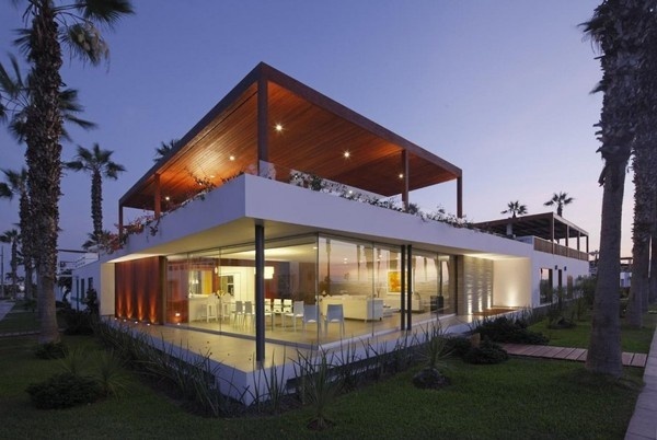 Box-Like Beach House Near Lima, Peru by Martin Dulanto Arquitecto #architecture #modern
