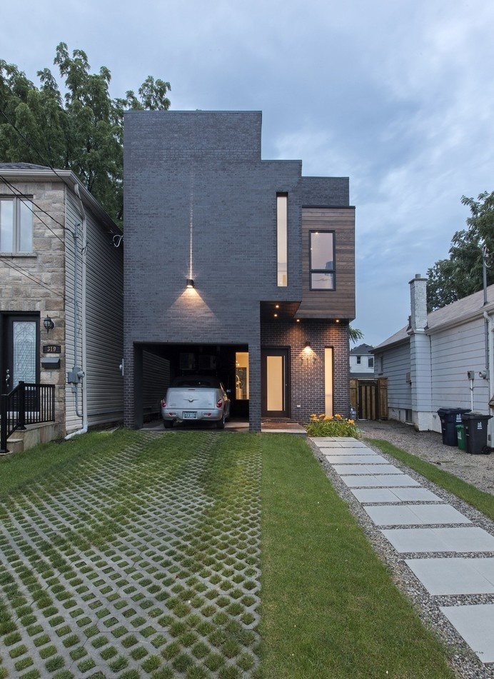 Built Around a Vertical Sculpture Gallery: Totem House in Toronto #architecture