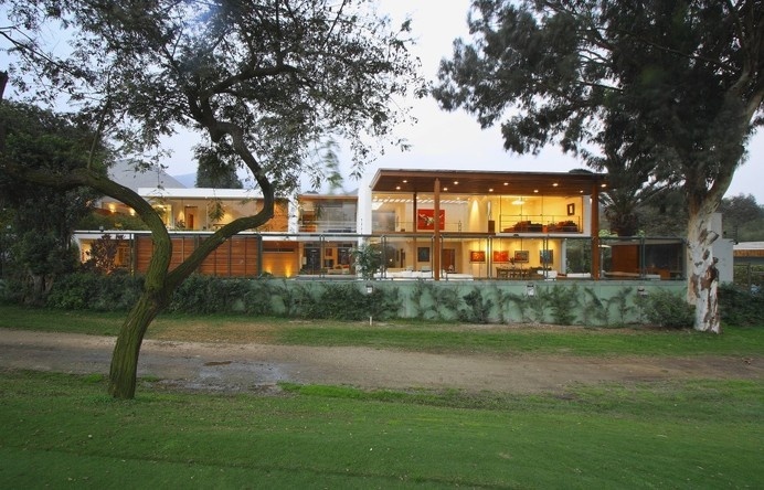 Comfortable Home Modernly Decorated Welcomes the Nature Inside by Oscar Gonzalez Moix #architecture #modern