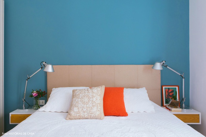 33-decoracao-quarto-casal-parede-azul-laranja