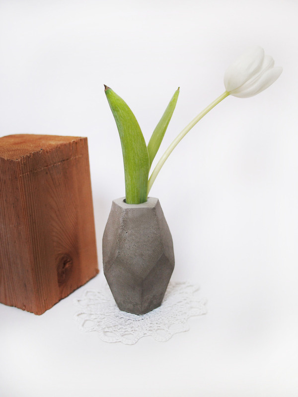 Small geometric concrete vase // FrauKlarer #vase #concrete #frauklarer #concretevase #geometric #geometricvase