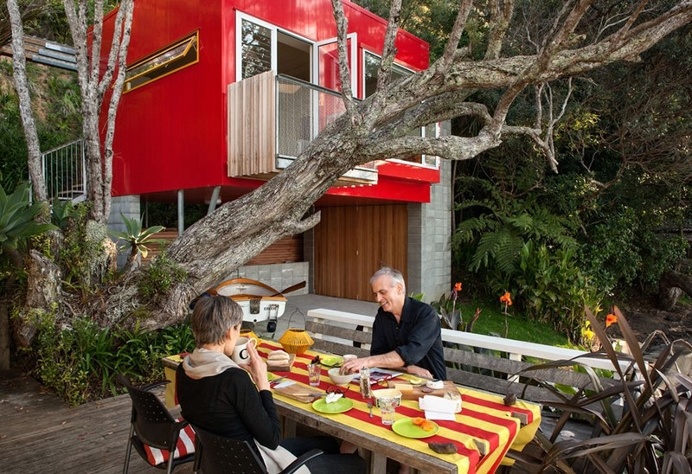 Arruba Bach – Exciting and Vibrant Treehouse by Bossley Architects