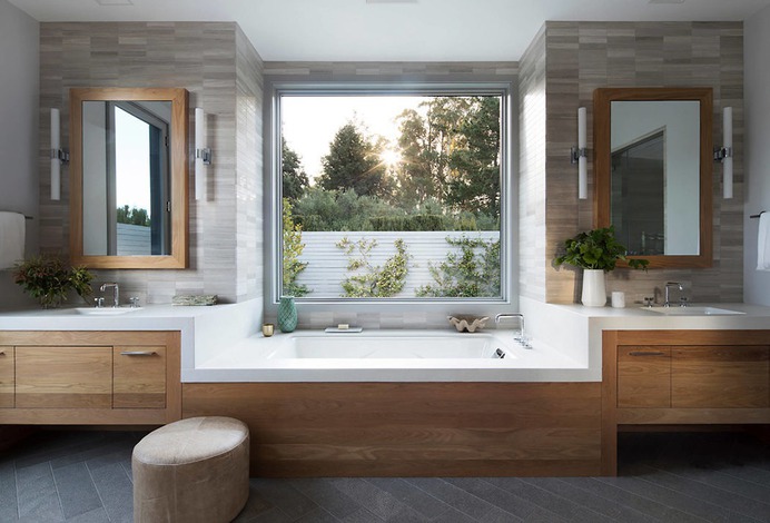 Interesting way splitting vanities with bathtub with continuous countertop