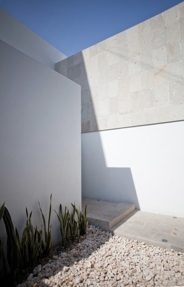 White Corner Courtyard Uplifting Urban House in Cancún Displaying a Contemporary Elegant Style #architecture