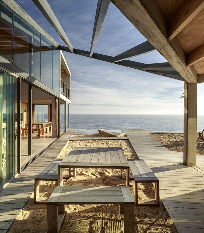 Modernistic Beach House on the Coast of Chilly - InteriorZine