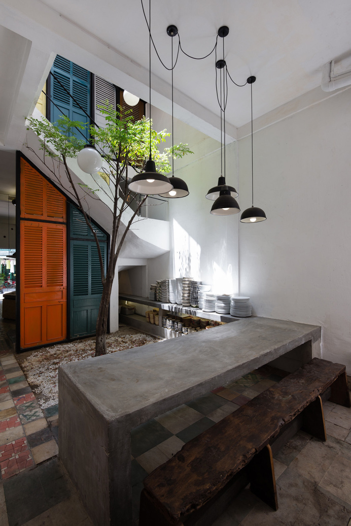 Creative Colour Blocking Façade Made with Secondhand Windows