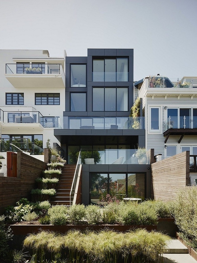 San Francisco Home With a Minimalist White Interior and a Generous Vertical Space