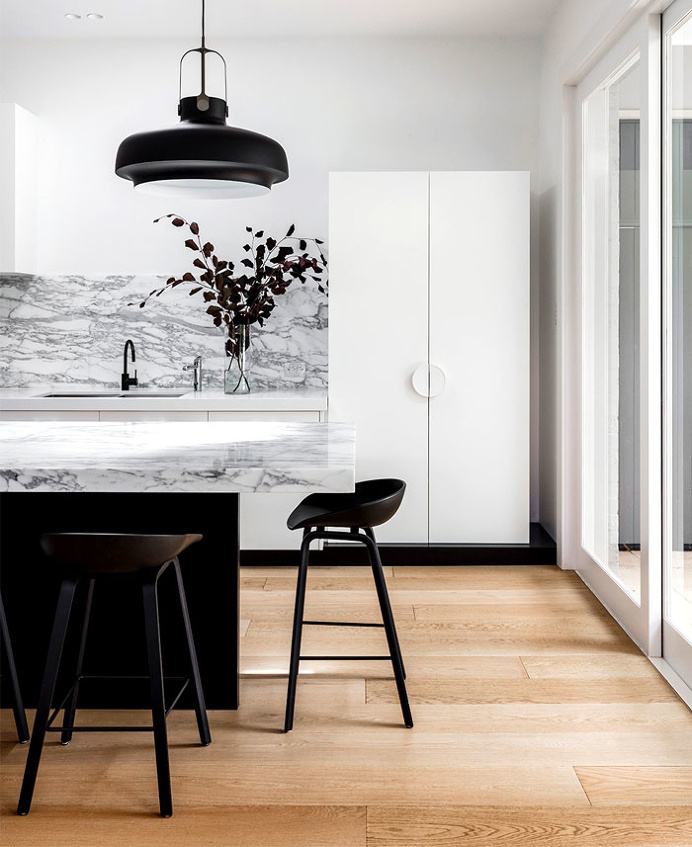 Sunny and Welcoming Home with Colorful Artistic Expression - InteriorZine