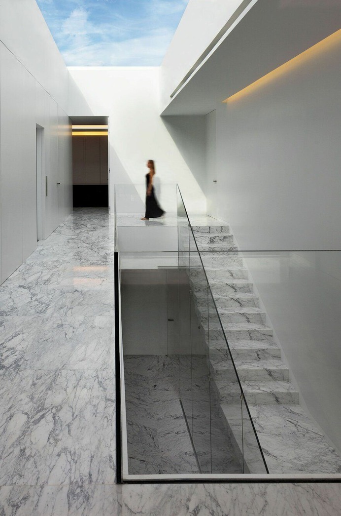 Minimalist Spanish House by Fran Silvestre Arquitectos