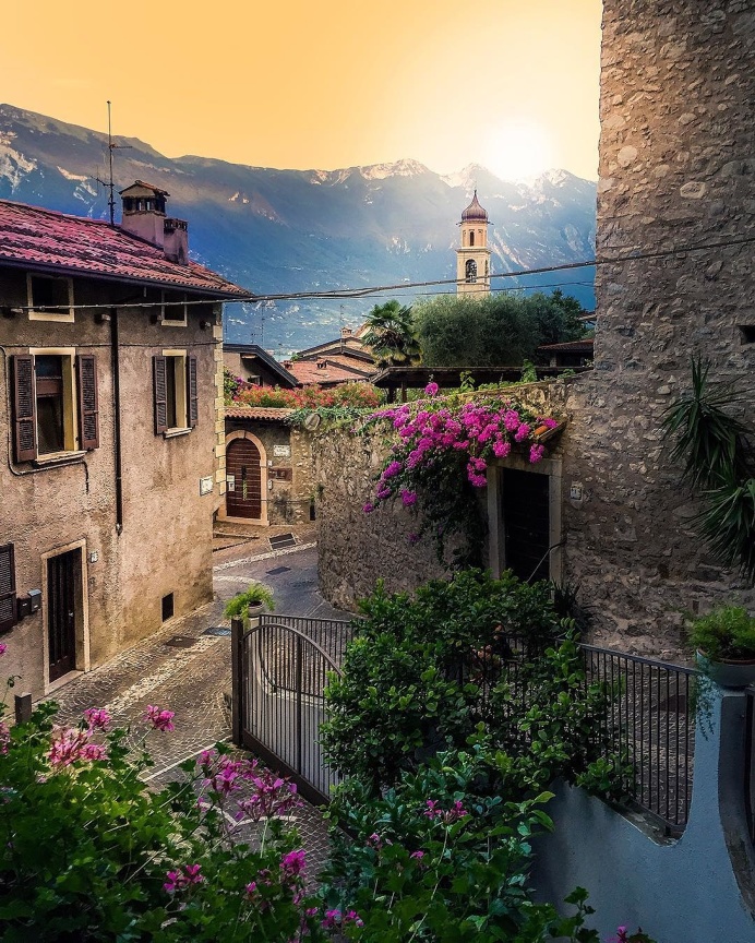 Travel and Urban Landscape Photography by Dorian Pellumbi