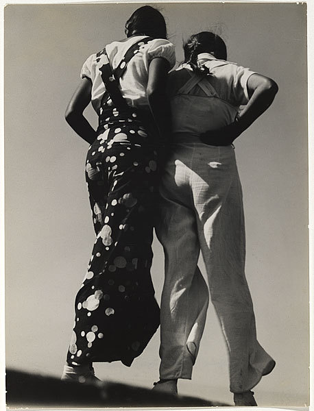 'Two Girls', 1930 par T. Lux Feininger (1910-2011), photographe américain. #fashion #photography #people