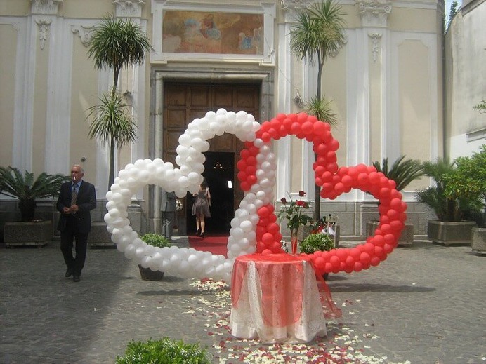 Valentine's Day Wedding Ideas: Theme Decor, Photobooth Props, Selfie Frames, And Balloon Decor!