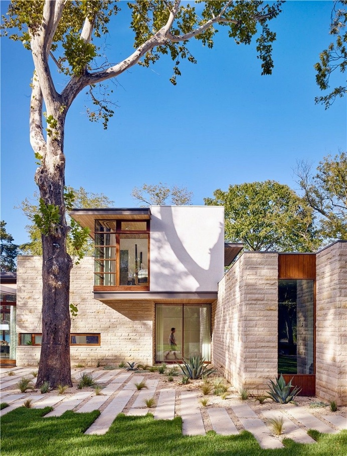 This Lake Austin Residence Offers a Combination of Transparency and Solidity 1