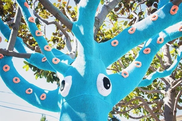 Yarn Bombed Tree Squid – Fubiz™ #squid #art #street