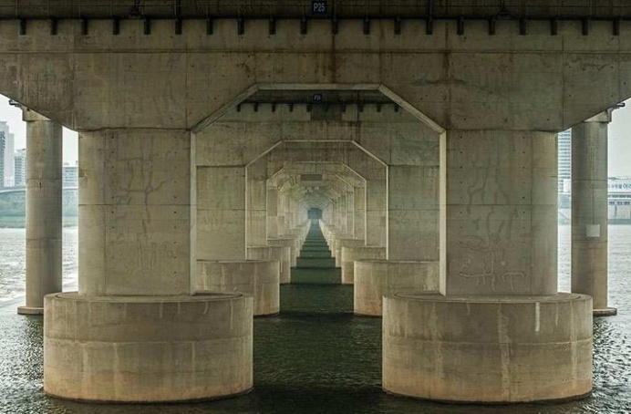 Manuel Alvarez Diestro Captures Stunning Photos of Seoul's Bridges