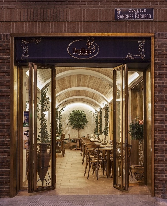 Italian Restaurant Inspired by the Amalfi Coast / Barea+Partners