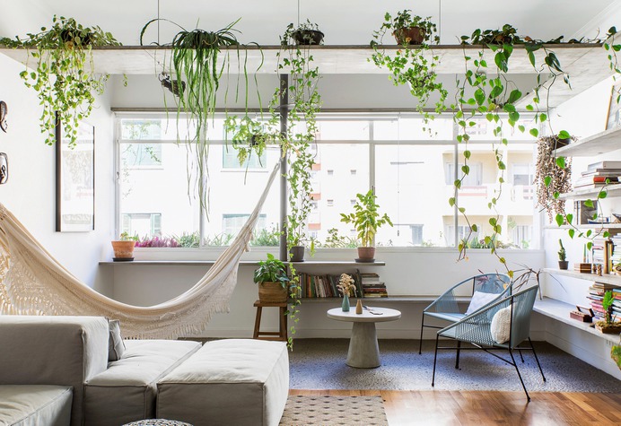 Apartamento com sala e varanda integradas e muitas plantas