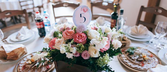 Decor of paper, ribbons, flowers and candles you can choose any improvised material and create a real wedding fairy tale.