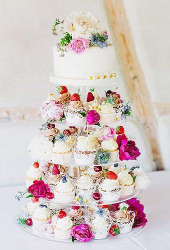 Spring wedding cakes, like spring itself, should symbolize the beginning of a new life. Therefore, when ordering the most important sweet dish, you should think carefully about its design.