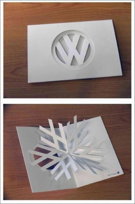 Una tarjeta de felicitación navideña de Volkswagen que juega muy bien con la marca y los iconos navideños. Simple y divertida. #white #branding #volkswagen #card #desing #christmas #snowflake #minimal