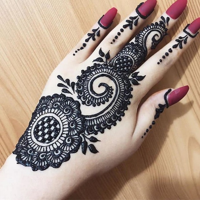 Bold arabic Mehendi Design