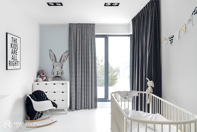 Minimalist House Interior in Black and White Decor - InteriorZine #decor #interior #home