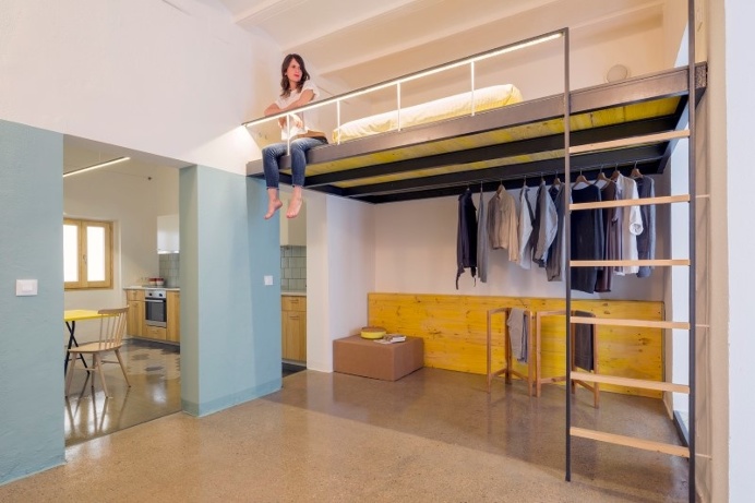 Loft bed is a good option for rooms with high ceilings: G-ROC apartment in Barcelona