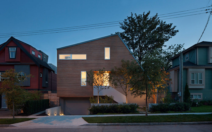 Asymmetric House in Canada Flaunts Surprising Design Solutions for Modern Living #modern #design #living #contemporary #architecture #asymmetric #residence