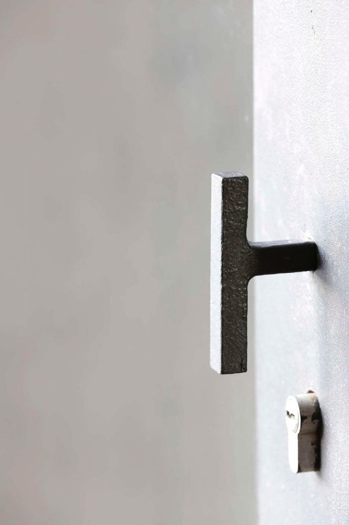T-shaped door handle. The Dovecote by AZO Sequeira Arquitectos Associados. © Nelson Garrido. #doorhandle