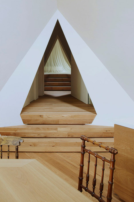 Nasu-Tepee-by-NAP-Architects_Koji-Fujii_dezeen_468_8 #pyramid #triangle #angles #room
