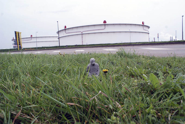 cement miniature sculptures artist isaac cordal 23 #photography #cement #sculpture #art