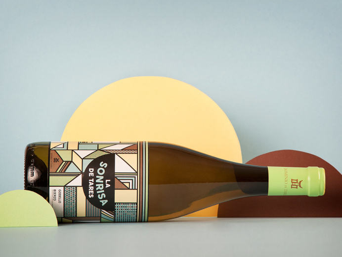 La Sonrisa de Tares White Wine — The Dieline | Packaging & Branding Design & Innovation News
