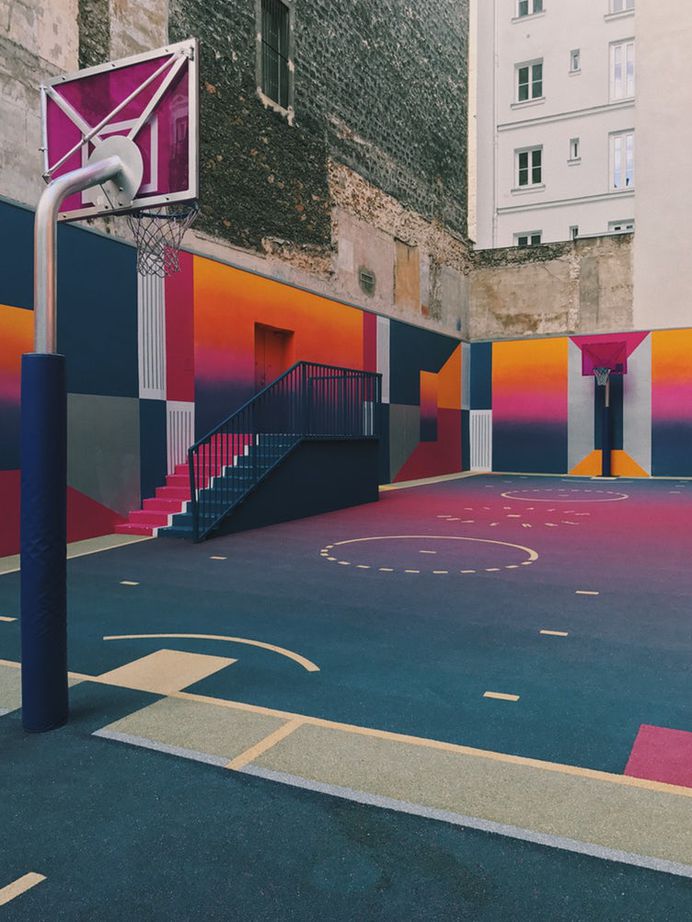 Urban basketball court with colorful graffiti on walls and floor, Сен Жорж, Париж, Иль-де-Франс, Франция