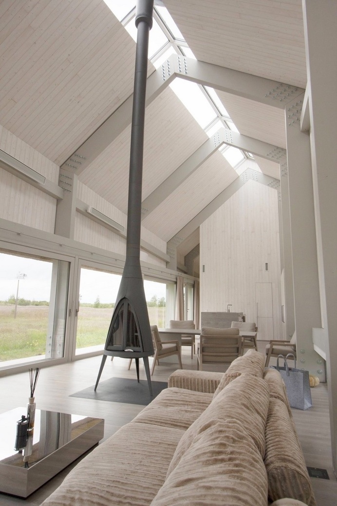 The Dune House is a Sharp Linear Structure with a Facade of Straw