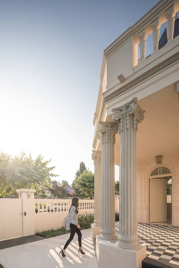 Águeda House - An Intervention in an Eclectic Architecture Building