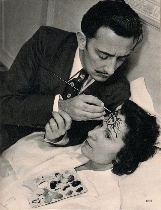 Salvador Dali painting wife Gala's forehead, 1948 Source: http://modearte.com