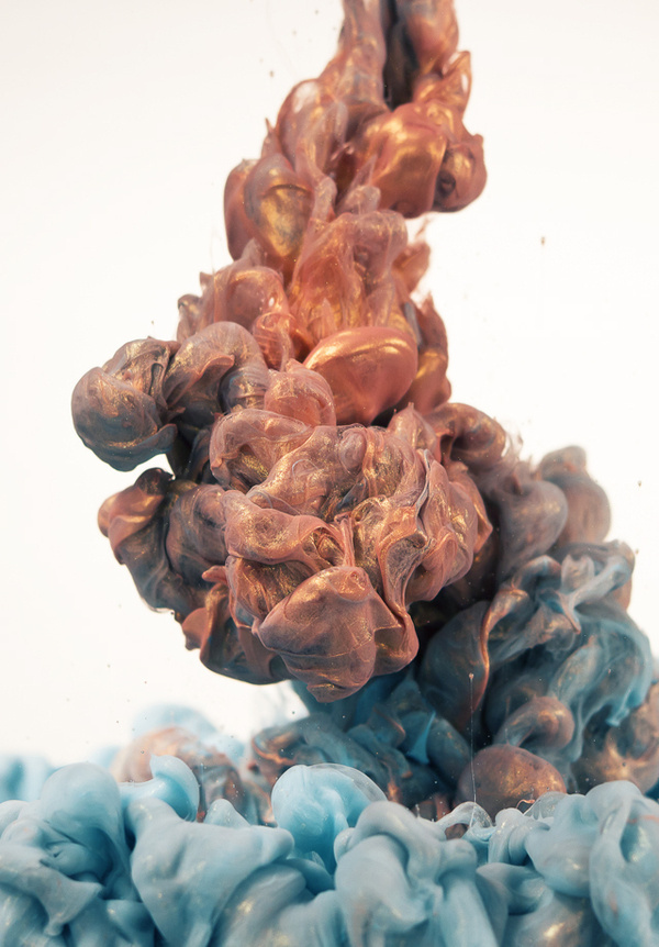 Glittering Metallic Ink Clouds Photographed by Albert Seveso #ink #glitter #water #photo #color