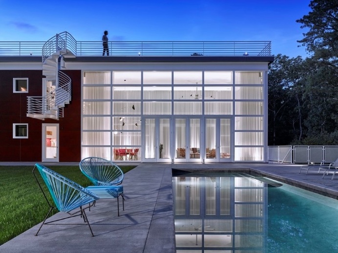 This Sagaponac House Features a Grand Living Space
