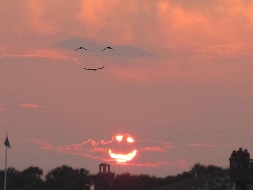 tumblr_lbuaiifXQR1qeuz67o1_500.jpg 500×375 pixels #hidden #sky #wow #faces #face