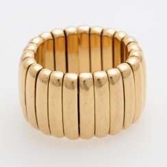 Ring in a classic, flat shape
