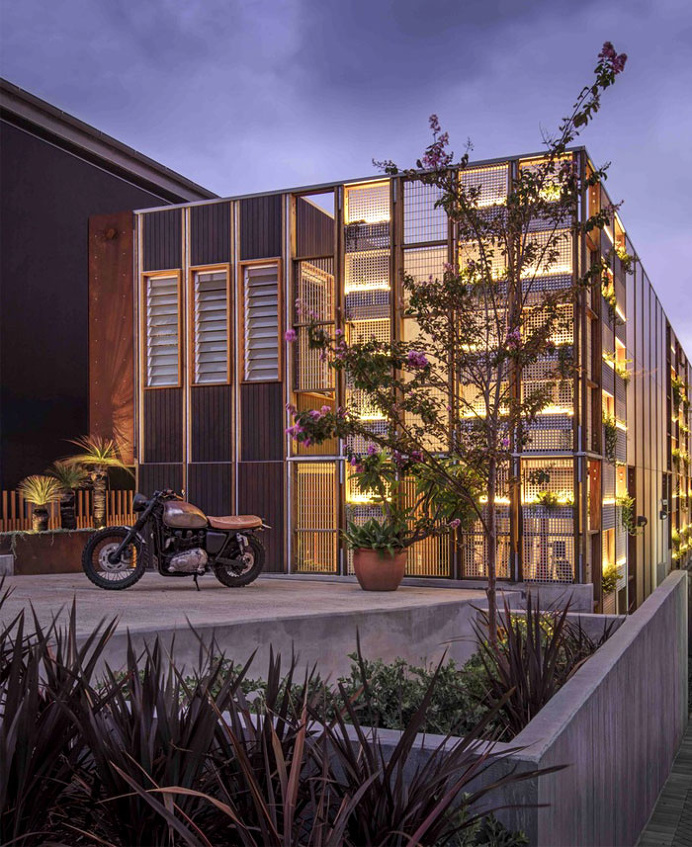 House in Australia Revolves Around a Stunning Swimming Pool - InteriorZine