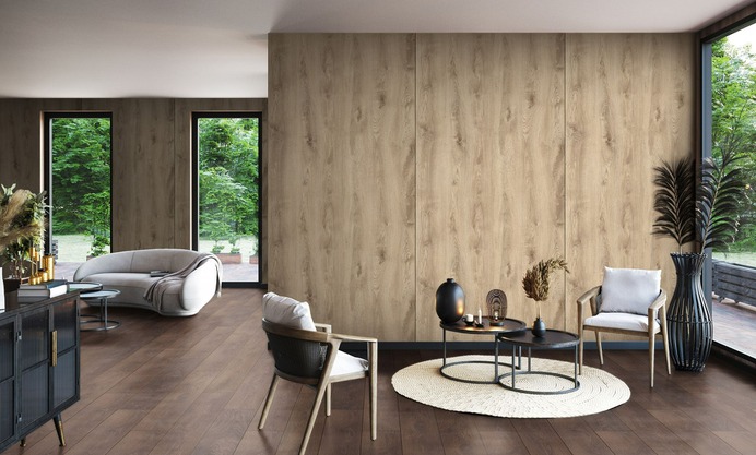Wodoodporne panele ścienne idealnie odwzorowujące naturalne drewno, minimalistyczne meble i dodatki z różnych stron świata to przepis na udaną aranżację w myśl Nomad Style.
