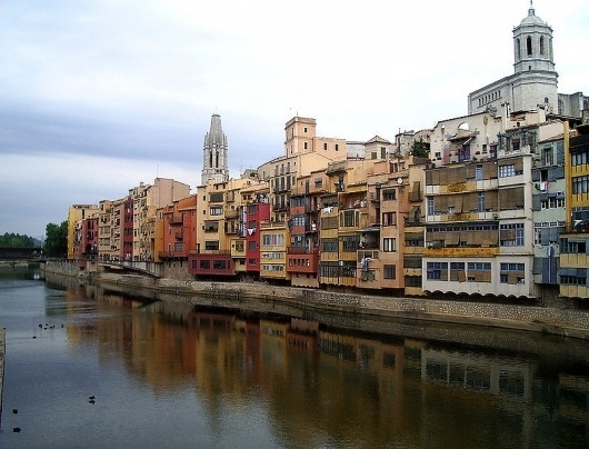 Archivo:Gerona, casas colgadas sobre el Oñar.jpg - Wikipedia, la enciclopedia libre #gerona #casa
