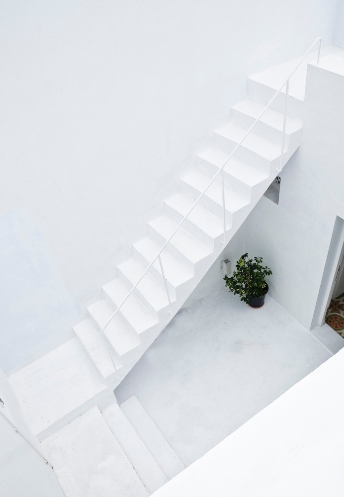 White stairway. Dar Mim by Septembre. Photo by Sophia Baraket. #white #stairway #darmim #septembre