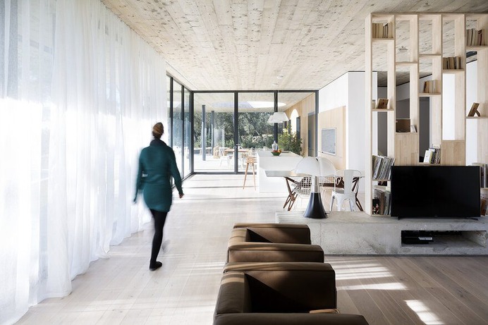 Modern Horizontal House Defined by a Perfect Indoor-Outdoor Experience 8