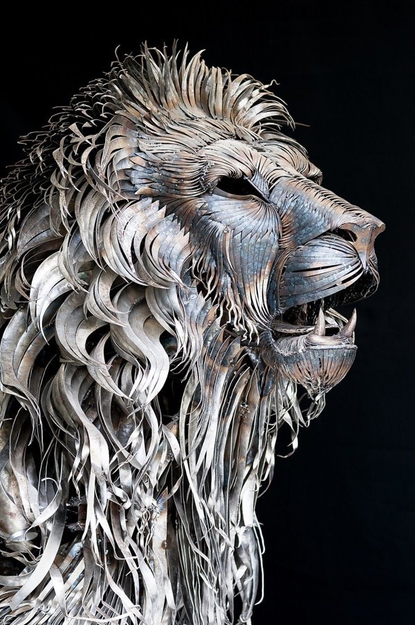 Amazing sculpture of a metal lion in 4,000 pieces #metal #sculpture