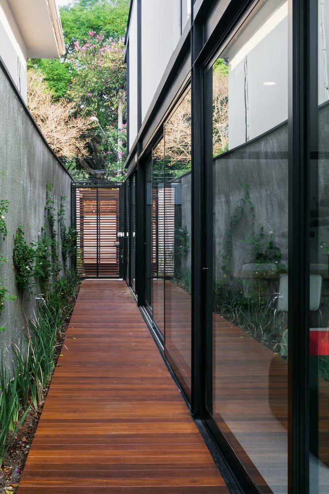 House 7×37 / CR2 Arquitetura