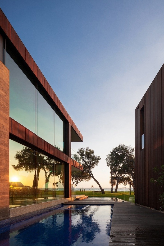 Villa Sorrento Offers a Balance Between Intimacy and Transparency 15